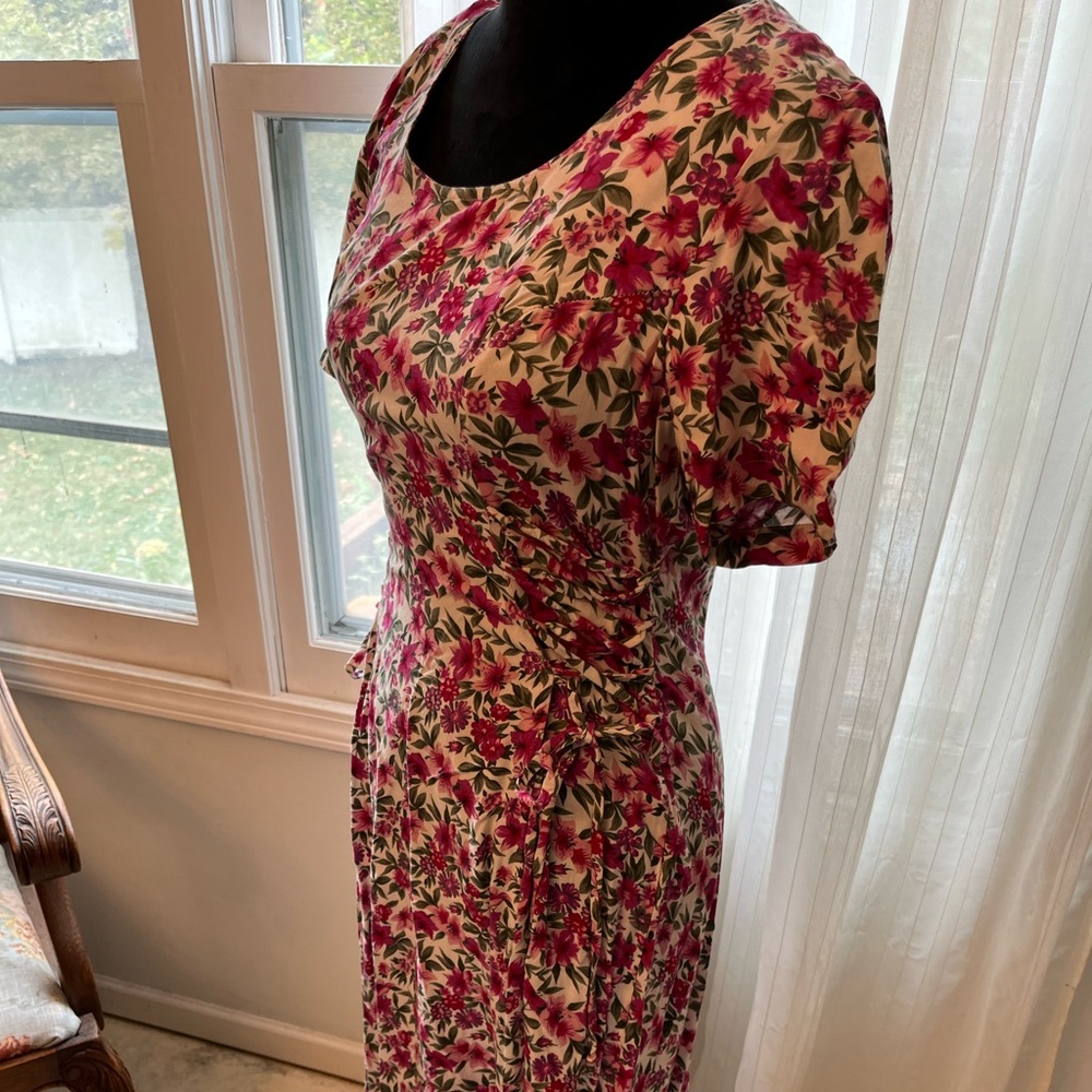Vintage mid to long length dress, zip up floral print, corset sides. Medium